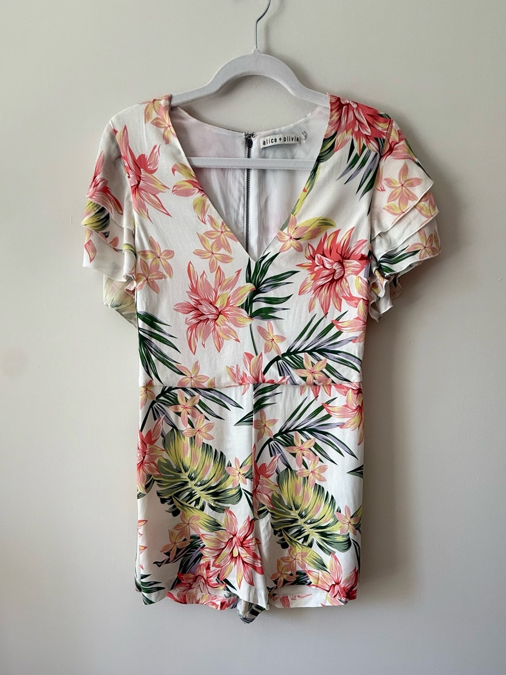 Alice + Olivia NWOT Tropical Floral Deep V Resort Romper Size M